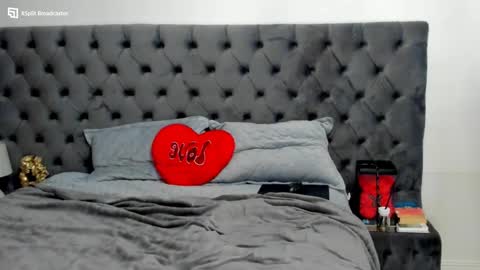 Snapshot of sensualldream chatting on March 4, 3:00 am Alya online show from March 4, 3:00 am