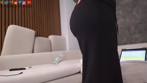 SeraReads online show from October 4, 12:25 pm