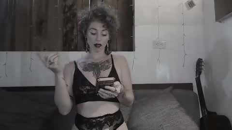 Snapshot of sexnchocolate chatting on January 10, 2:13 pm Trixy Rose online show from January 10, 2:13 pm