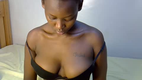 sexxyvee224 online show from October 18, 7:25 pm