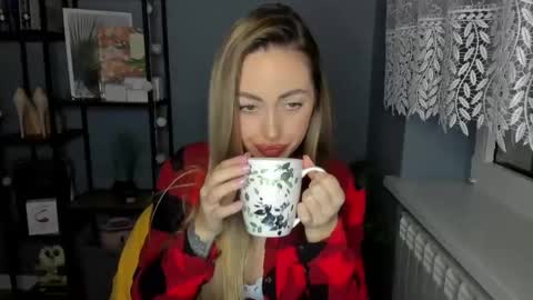 C o r a l i e online show from December 24, 8:11 am