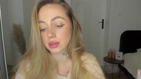 C o r a l i e online show from February 6, 6:35 pm