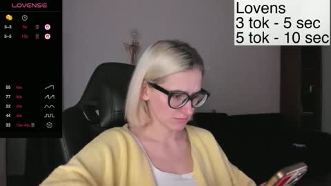 Snapshot of sexy_sweets chatting on November 4, 4:28 pm Sexy-Sweets online show from November 4, 4:28 pm