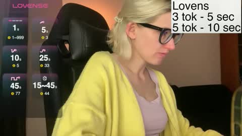 Snapshot of sexy_sweets chatting on November 18, 6:45 pm Sexy-Sweets online show from November 18, 6:45 pm