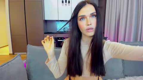 Snapshot of sexyangeloux chatting on December 3, 8:06 pm Lou online show from December 3, 8:06 pm