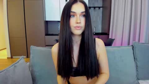 Snapshot of sexyangeloux chatting on December 8, 9:30 pm Lou online show from December 8, 9:30 pm