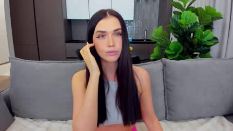 Snapshot of sexyangeloux chatting on February 8, 8:53 pm Lou online show from February 8, 8:53 pm