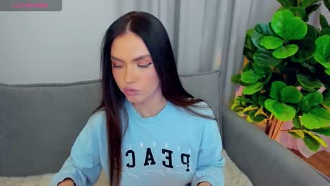 Snapshot of sexyangeloux chatting on November 2, 10:12 pm Lou online show from November 2, 10:12 pm