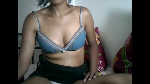 Snapshot of sexylarra12 chatting on December 29, 8:44 am sexylarra12 online show from December 29, 8:44 am