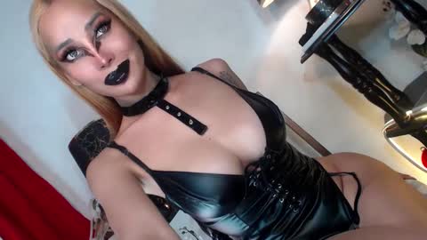 Snapshot of sexylusty2258 chatting on January 3, 3:05 am Queen Sofia online show from January 3, 3:05 am