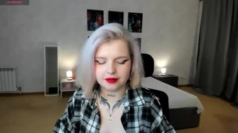 Snapshot of shadow__purr chatting on November 12, 1:39 am Lana online show from November 12, 1:39 am