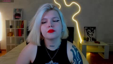 Snapshot of shadow__purr chatting on November 18, 1:22 am Lana online show from November 18, 1:22 am