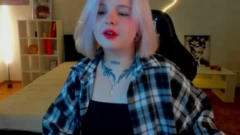 Snapshot of shadow__purr chatting on November 22, 1:37 am Lana online show from November 22, 1:37 am