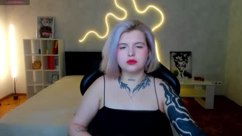 Snapshot of shadow__purr chatting on November 30, 1:53 am Lana online show from November 30, 1:53 am