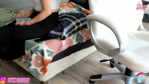 Snapshot of shamelesss_ chatting on December 13, 7:43 pm shamelesss_ online show from December 13, 7:43 pm