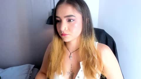 Shanntal  online show from October 6, 7:33 pm