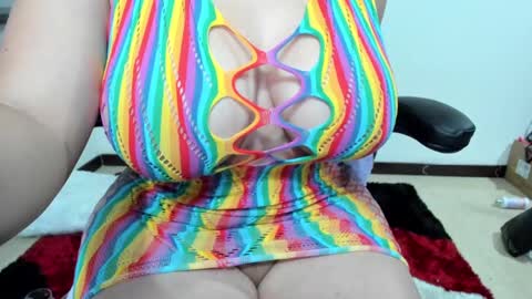 Snapshot of shantall_8 chatting on December 3, 1:52 am karol online show from December 3, 1:52 am