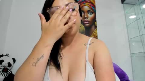 Snapshot of shantall_8 chatting on February 13, 3:29 am karol online show from February 13, 3:29 am