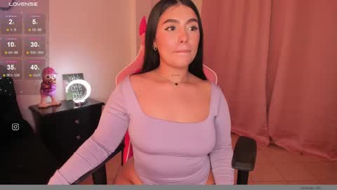 Snapshot of shantall_vidales chatting on December 30, 7:37 am online show from December 30, 7:37 am