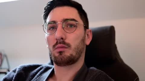 Snapshot of shape80 chatting on December 8, 9:46 am frenchy boy online show from December 8, 9:46 am