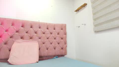 Snapshot of sharlott_kiss chatting on January 4, 11:54 am Sharlott online show from January 4, 11:54 am