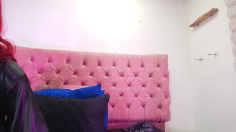 Snapshot of sharlott_kiss chatting on January 6, 12:02 pm Sharlott online show from January 6, 12:02 pm