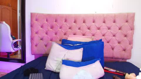 Snapshot of sharlott_kiss chatting on January 9, 6:04 pm Sharlott online show from January 9, 6:04 pm