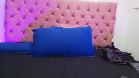 Snapshot of sharlott_kiss chatting on January 11, 1:22 pm Sharlott online show from January 11, 1:22 pm