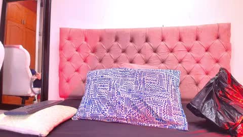 Snapshot of sharlott_kiss chatting on February 2, 12:13 pm Sharlott online show from February 2, 12:13 pm