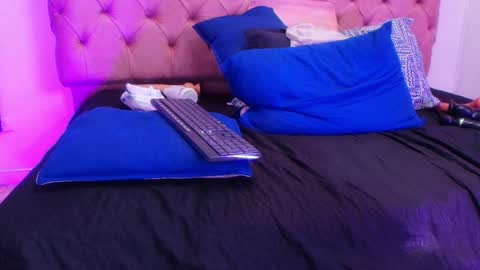 Snapshot of sharlott_kiss chatting on February 5, 6:04 pm Sharlott online show from February 5, 6:04 pm