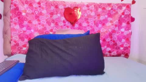 Snapshot of sharlott_kiss chatting on February 15, 12:01 pm Sharlott online show from February 15, 12:01 pm