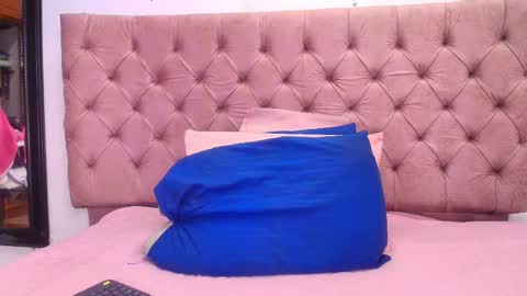 Snapshot of sharlott_kiss chatting on February 24, 12:05 pm Sharlott online show from February 24, 12:05 pm