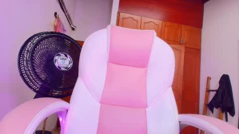 Snapshot of sharlott_kiss chatting on March 4, 11:51 am Sharlott online show from March 4, 11:51 am