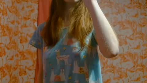 Snapshot of shelikessoymilk chatting on December 7, 3:36 am Erika online show from December 7, 3:36 am