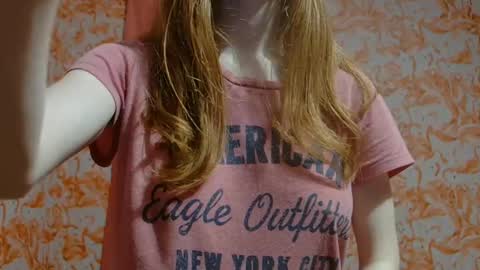 Snapshot of shelikessoymilk chatting on December 16, 11:50 pm Erika online show from December 16, 11:50 pm