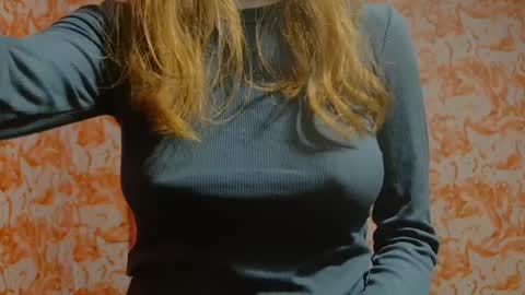 Snapshot of shelikessoymilk chatting on December 19, 8:55 pm Erika online show from December 19, 8:55 pm