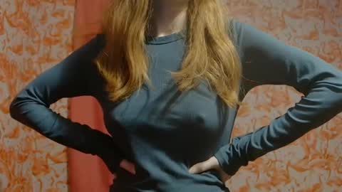 Snapshot of shelikessoymilk chatting on December 20, 12:30 am Erika online show from December 20, 12:30 am