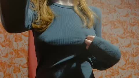 Snapshot of shelikessoymilk chatting on December 20, 10:54 pm Erika online show from December 20, 10:54 pm