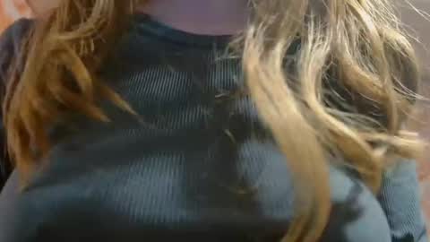 Snapshot of shelikessoymilk chatting on January 4, 12:27 am Erika online show from January 4, 12:27 am