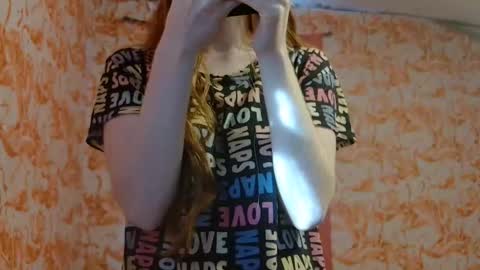 Snapshot of shelikessoymilk chatting on November 6, 8:43 pm Erika online show from November 6, 8:43 pm