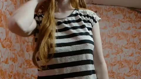 Snapshot of shelikessoymilk chatting on November 17, 1:33 am Erika online show from November 17, 1:33 am