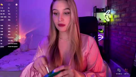 Snapshot of shy_bee chatting on November 23, 11:26 pm Alice online show from November 23, 11:26 pm