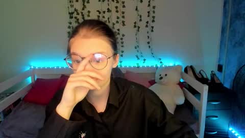 Snapshot of shy_elina01 chatting on October 4, 10:02 am shy_elina01 online show from October 4, 10:02 am