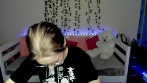 Snapshot of shy_elina01 chatting on October 15, 10:26 am shy_elina01 online show from October 15, 10:26 am