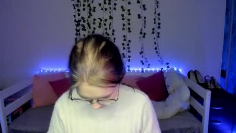 Snapshot of shy_elina01 chatting on October 18, 10:38 am shy_elina01 online show from October 18, 10:38 am