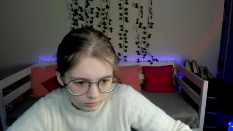 Snapshot of shy_elina01 chatting on October 21, 10:27 am shy_elina01 online show from October 21, 10:27 am