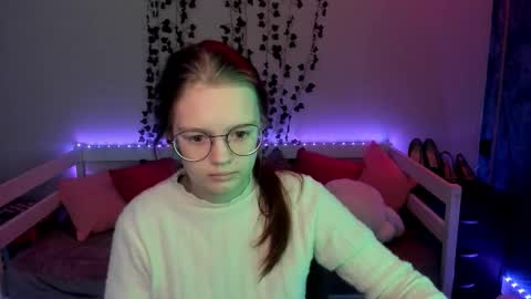 Snapshot of shy_elina01 chatting on November 4, 10:25 am shy_elina01 online show from November 4, 10:25 am