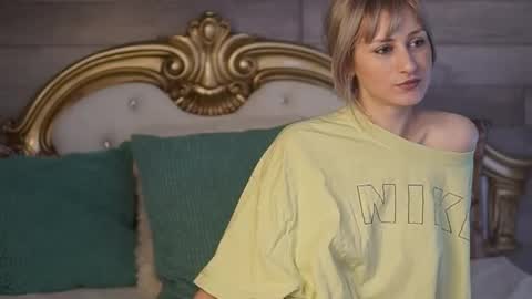 Snapshot of siennashapiro chatting on December 18, 8:31 am SiennaShapiro online show from December 18, 8:31 am