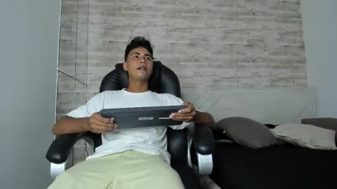 simon_pernia online show from December 1, 6:57 pm