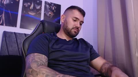 Snapshot of simonbeck chatting on December 2, 10:01 pm Simon online show from December 2, 10:01 pm